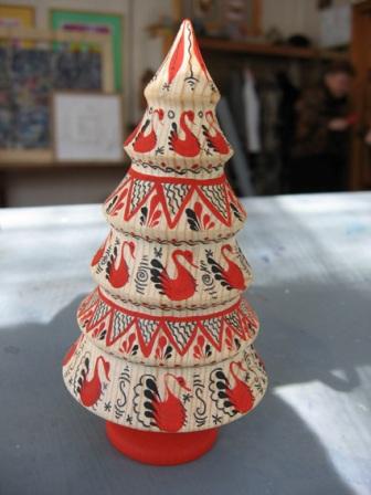 Какие материалы можно использовать для изготовления оригинальной новогодней елки?
