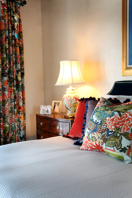 Цветочный текстиль в интерьере спальни