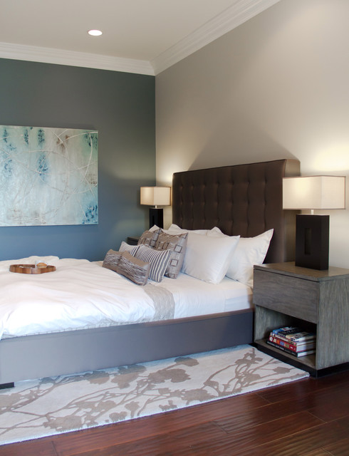 Дизайн спальной комнаты в серо-голубых тонах
