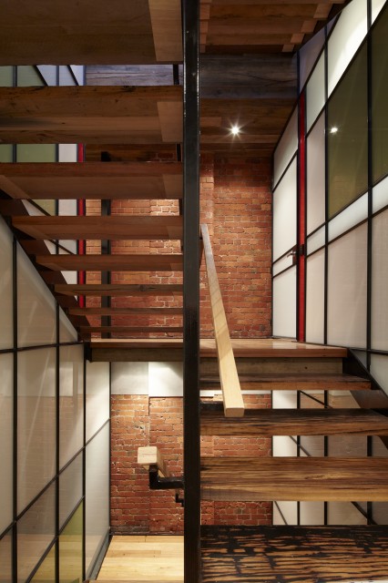 Древесные текстуры в оформлении дизайна лестницы. 