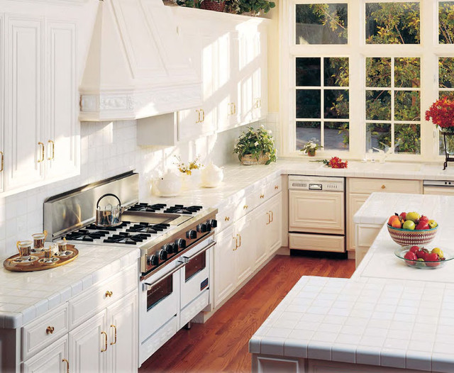 Фото кухонного гарнитура  в белых тонах.
