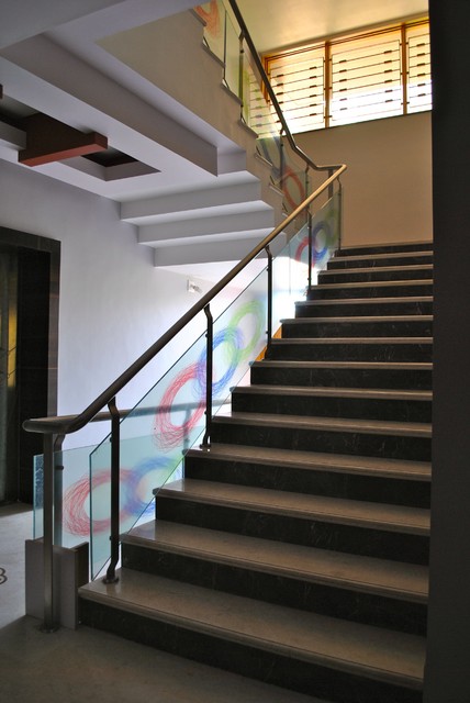 Фото лестницы в многоэтажном доме.