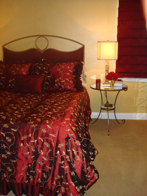 Фото роскошной спальной комнаты в доме.