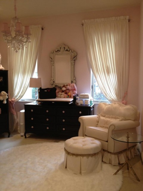 Фото розовой детской комнаты.