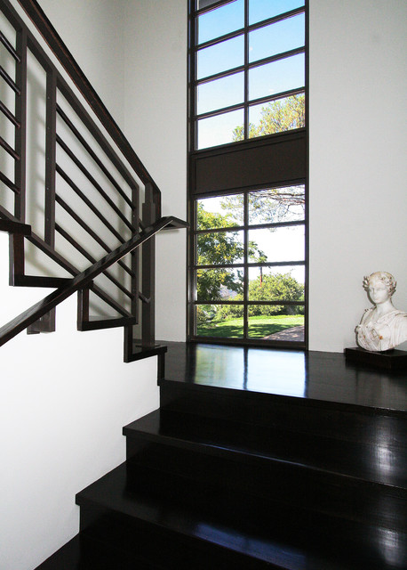 Фотография лестницы темно-коричневого цвета