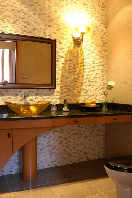 Фотография туалетной комнаты в светло-коричневых тонах