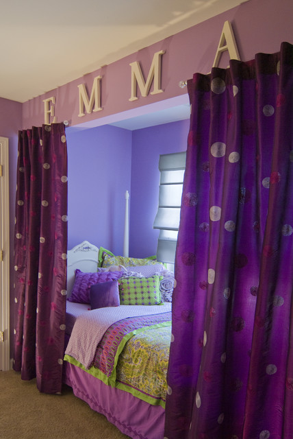 Интерьер детской спальни в фиолетовых тонах.