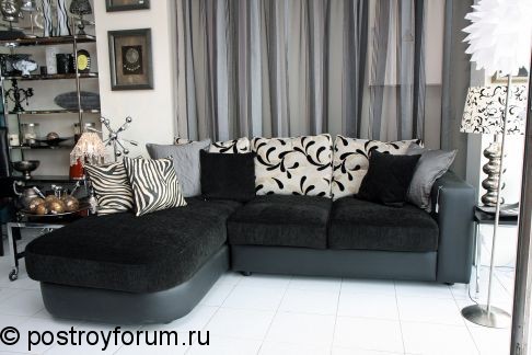интерьер гостиной с угловым диваном