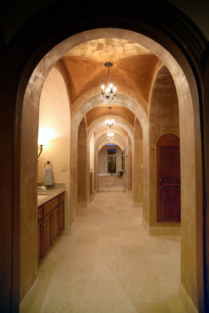 Интерьер холла-коридора в готическом стиле.