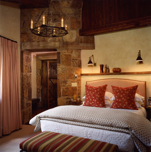 Интерьер спальни в романском стиле.
