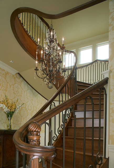 Классический дизайн оформления лестницы в классическом интерьере.