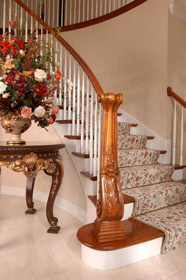 Романтический стиль лестницы в классическом интерьере.