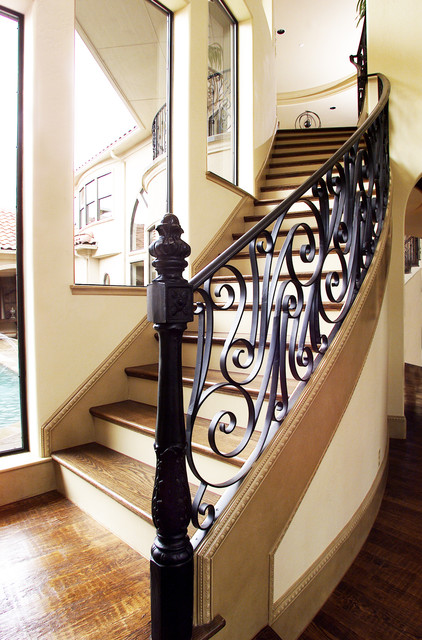 Современная лестница с элементами художественной ковки.