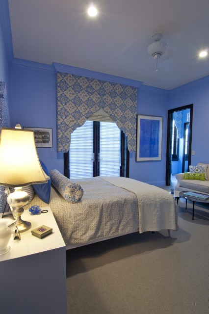 Современный дизайн спальной в синих тонах