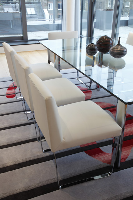 Современный дизайн столовой комнаты с наличием стеклянных текстур.