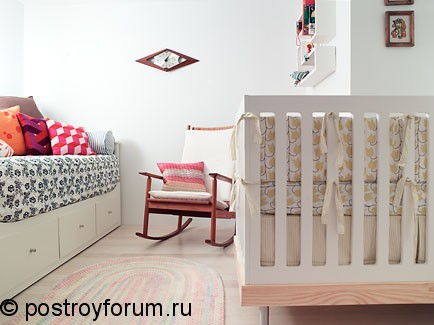 спальня с детской кроваткой