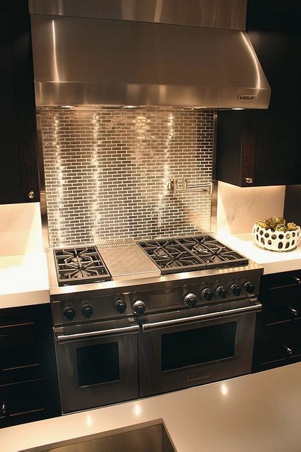 Яркий современный дизайн помещения кухни.
