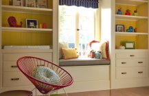 Дизайн детской комнаты с белыми стеллажами
