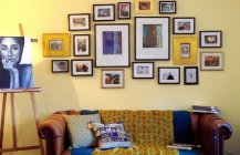 Дизайн интерьера гостиной в сине-желтых тонах