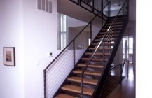 Дизайн современной лестницы в темных цветах