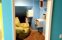 Фото детской комнаты в голубых тонах.