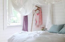Фото спальной комнаты в белом интерьере.