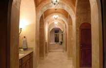 Интерьер холла-коридора в готическом стиле.
