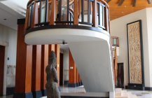 Интерьер лестницы выполнен в бело-коричневых тонах