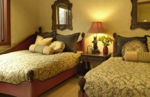 Интерьер спальни с двумя кроватями в классическом стиле.
