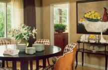 Интерьер столовой комнаты в коричневых цветах.