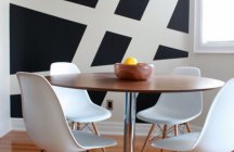 Интерьер столовой в стиле модерн в черно-белых тонах