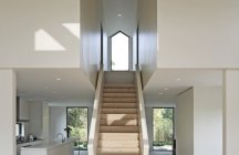 Лестница в помещении с геометрическим дизайном прямых линий 