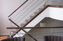 Современная лестница в дизайне интерьера