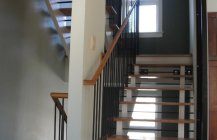 Современный дизайн лестницы в контрастных тонах