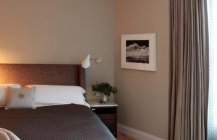 Современный дизайн спальни в коричневых тонах