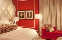 Современный дизайн спальни в красно-бежевых тонах