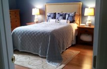 Современный дизайн спальной в синих тонах