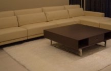 Угловой диван и коричневый столик