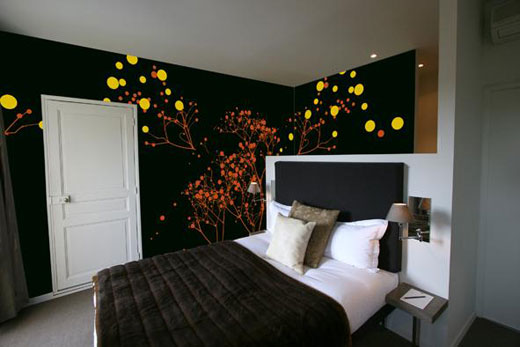 Дизайн интерьера спальни. Рисунки на стенах