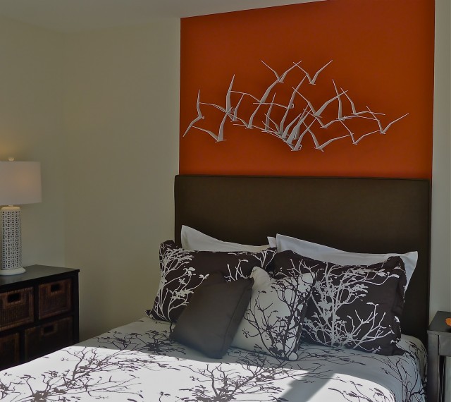 Фото спальной комнаты со стильным интерьером.