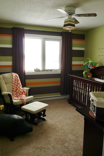 Фотография детской комнаты с полосатыми обоями