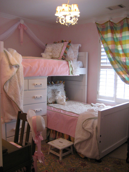 Фотография интерьера детской комнаты розового цвета.