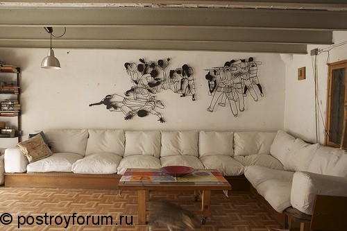 Интерьер дома с белым диваном