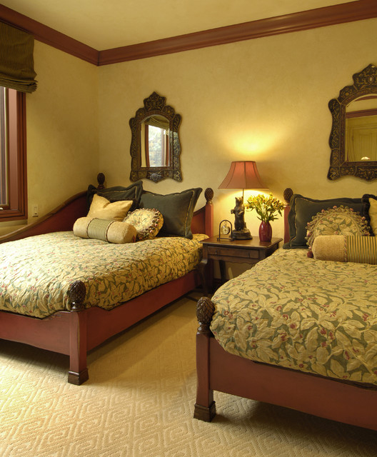 Интерьер спальни с двумя кроватями в классическом стиле.