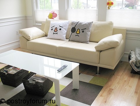 Интерьер в гостиной с диваном и столиком