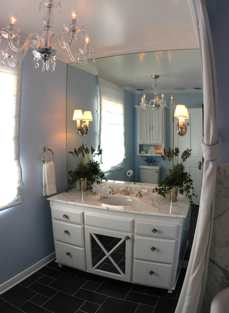 Интерьер ванной комнаты выполнен в светлых тонах