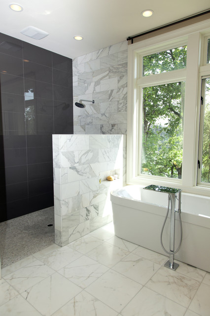 Интерьер ванной в черно-белом цвете 