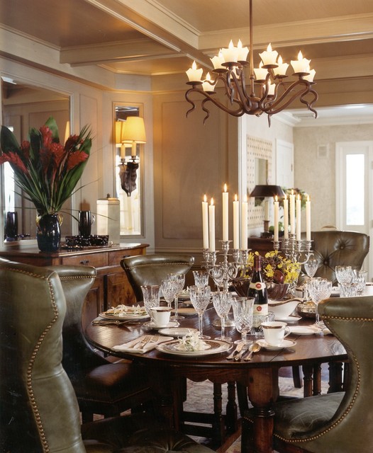 Классический интерьер столовой комнаты с элементами романтизма.