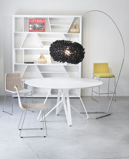 Минималистичный  дизайн столовой в белом цвете 