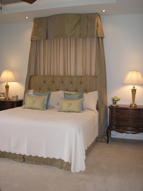 Оригинальный дизайн спальни с балдахином в пастельных тонах